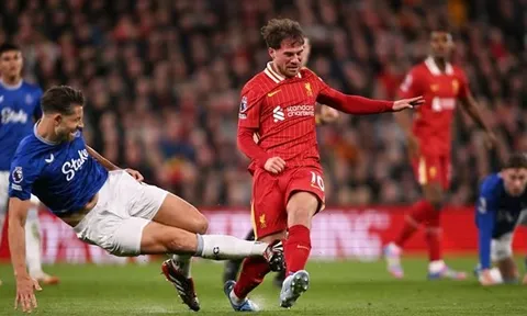 Trụ cột Everton thoát thẻ đỏ, Arne Slot nói lời châm biếm