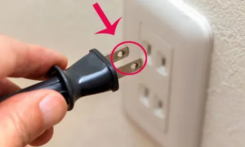 Hai lỗ nhỏ trên phích cắm dùng để làm gì? Hóa ra chúng có nhiều công dụng đến vậy