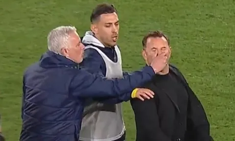 Mâu thuẫn giữa Mourinho và Galatasaray lại bùng nổ