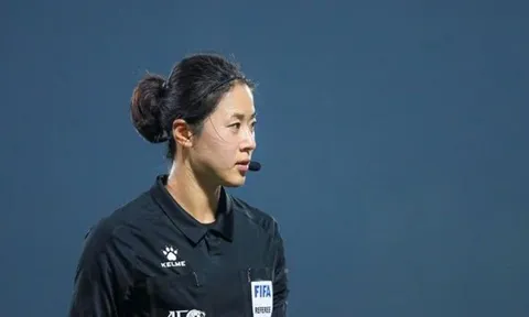 Nữ trọng tài xinh đẹp điều hành trận ra quân của U17 Việt Nam