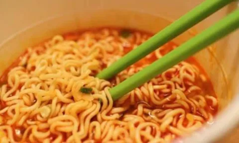 Tại sao mì ăn liền không có tôm vẫn được gọi là mì tôm? Bí ẩn đằng sau cái tên nổi tiếng này