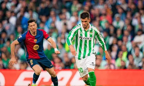Barca vs Betis: Hansi Flick đau đầu; 'Động cơ' Antony - Người thay Isco