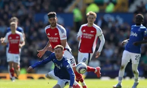 Everton 1-1 Arsenal: Ác mộng xuất hiện; Tạm biệt ngôi vương