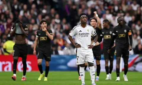 Phản ứng của khán giả Bernabeu khi Vinicius sút hỏng penalty