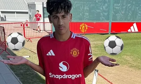Thần đồng Man Utd tạo nên lịch sử tại đội U18