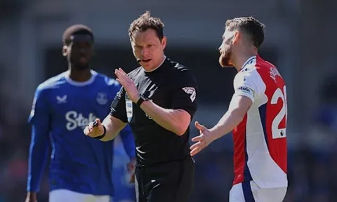 Thêm một lần Arsenal khóc ròng với "tổ VAR"