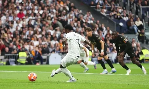 Ancelotti lý giải vì sao đưa Vinicius đá phạt đền trong trận thua Valencia