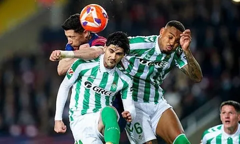 Barcelona 1-1 Real Betis: Phung phí cơ hội; Hansi Flick bất lực