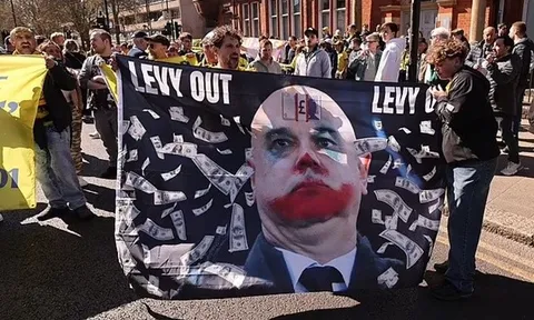 Biểu tình bùng nổ: CĐV Tottenham Hotspur đồng loạt yêu cầu Daniel Levy rời ghế chủ tịch