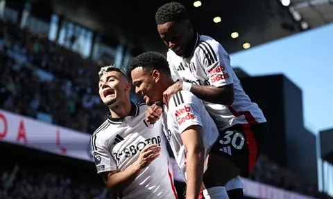 Fulham 3-2 Liverpool: Điểm đen Robertson; Tiếc nuối của Arsenal