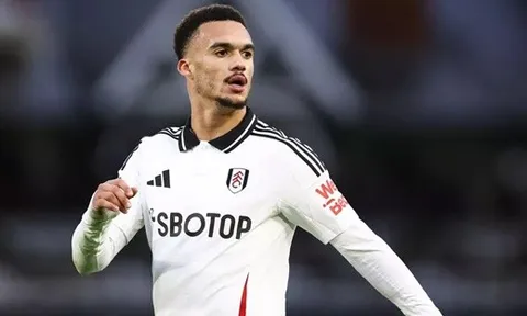 Antonee Robinson dẫn đầu danh sách rút gọn 3 người của Liverpool