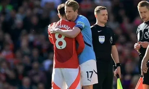 Fernandes hành động cảm xúc với De Bruyne sau trận derby cuối cùng