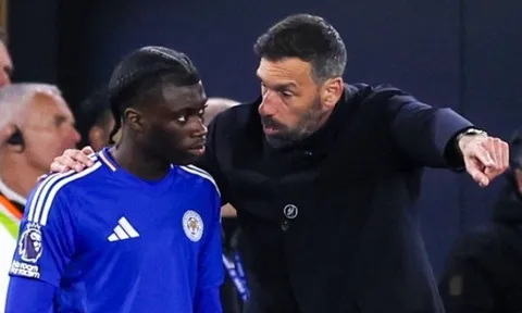 Học trò của Van Nistelrooy đi vào lịch sử Premier League