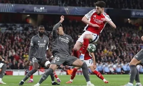 Tại sao Arsenal không được hưởng phạt đền dù Raul Asencio để bóng chạm tay?