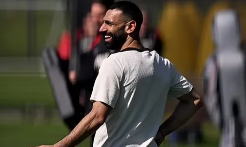 Liverpool giữ chân Salah, Carragher lại "troll nhẹ"