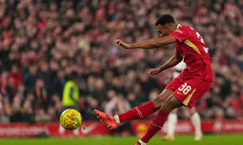 "Chọc điên" CĐV Liverpool, phía Gravenberch vội vã giải thích