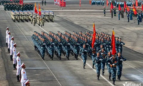 Luyện diễu binh quy mô lớn chào mừng 50 năm thống nhất đất nước