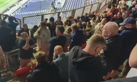 CĐV Man Utd bị xịt hơi cay khi đi vệ sinh sau trận Lyon