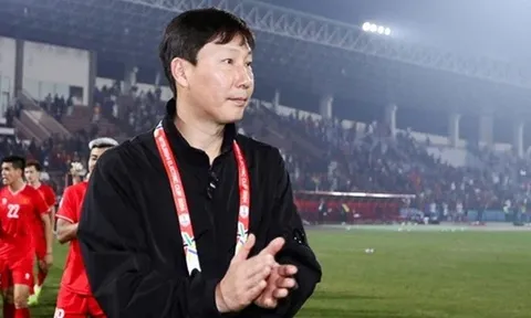 Truyền thông Thái Lan nói thẳng về HLV Kim Sang Sik khi dẫn đỗi đấu Man Utd