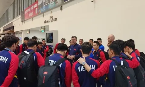 Lãnh đạo VFF đón U17 Việt Nam trở về, tri ân HLV Cristiano Roland