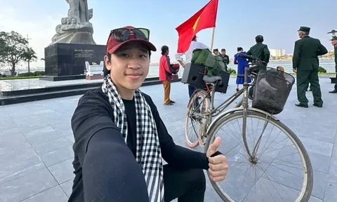 Chàng trai 10X đạp xe xuyên Việt trên xe đạp cũ để xem duyệt binh