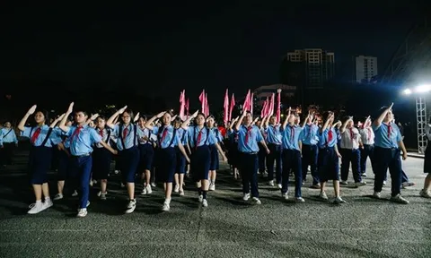 Khối Thanh thiếu nhi tập diễu hành trước đại lễ