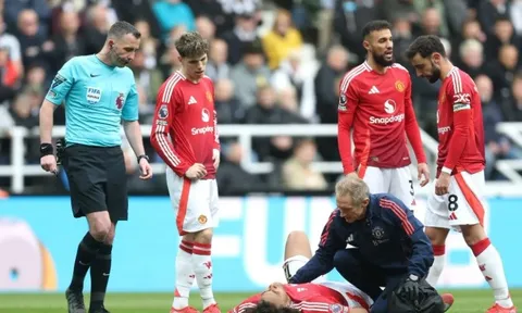 Mazraoui – mắt xích yếu khiến hàng thủ MU sụp đổ tại St James’ Park