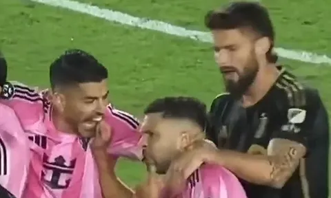 Suarez "cắn nhầm" Alba trong lúc hỗn chiến