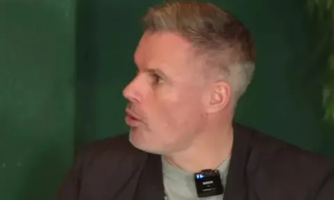 Carragher tiết lộ điều AC Milan làm trong phòng thay đồ sau khi thua Liverpool