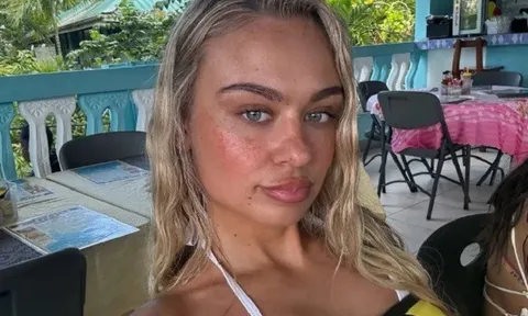 Connie Grace: Bạn gái Cole Palmer đốt mắt với bikini ở Caribbean