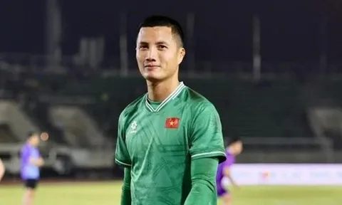 Thủ môn Đình Triệu bị ngộ độc chưa hẹn ngày trở lại