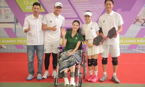 Vợ Mạc Hồng Quân ngồi xe lăn ra sân pickleball
