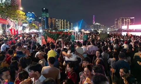 Bến Bạch Đằng "thất thủ" vì người dân nô nức xem diễn tập bắn đại bác mừng Đại lễ