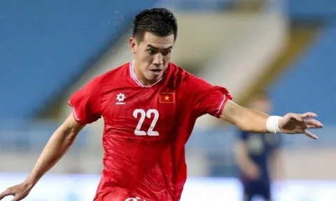 CĐV Việt Nam tá hỏa: Tiến Linh đâu, sao không đấu MU?