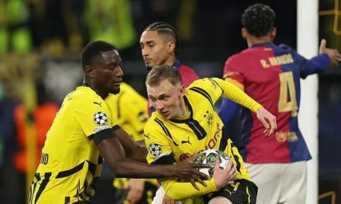 Dortmund 3-1 Barca: "Cánh én" Guirassy là không đủ; Hansi Flick thở phào