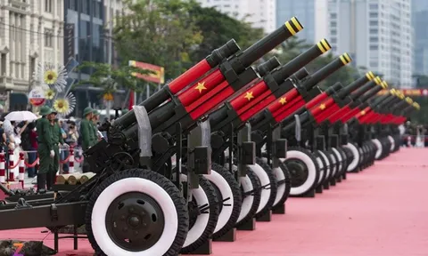 Người dân TPHCM háo hức theo dõi dàn đại pháo chuẩn bị cho đại lễ 30/4