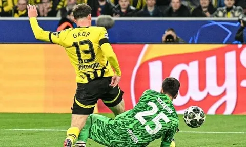 Szczesny tỏa sáng rồi lại tự làm mình lu mờ vì thói quen cố hữu