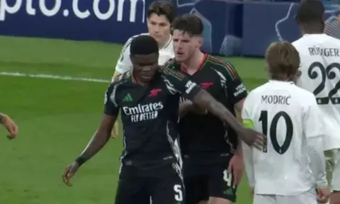 Declan Rice nổi nóng với Partey ngay trên sân
