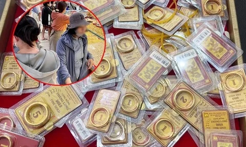 Giá vàng vượt 115 triệu đồng/lượng, người phụ nữ ở Hà Nội mang 300 chỉ đi bán, biết số lãi ai cũng choáng