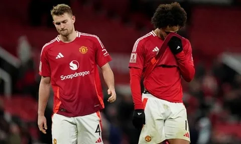 Vô địch Europa League cũng không cứu nổi MU