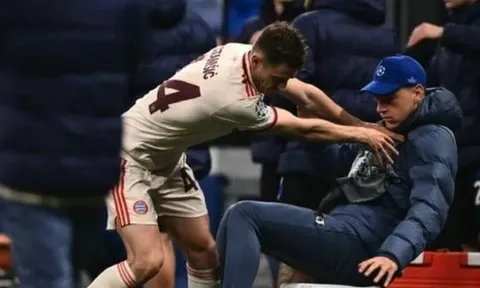 SỐC! Sao Bayern cosplay Hazard, xô ngã cậu bé nhặt bóng