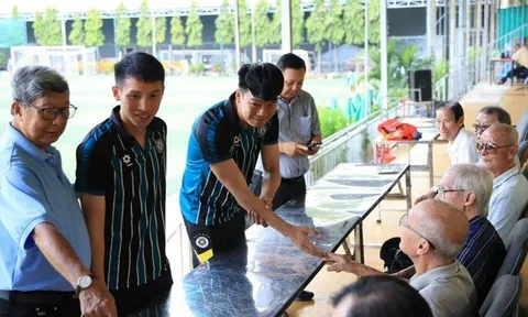Hà Nội FC tri ân huyền thoại: Hùng Dũng, Thành Chung dìu bước tiền bối