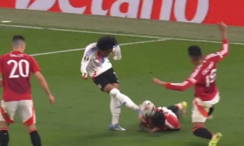 Chiến binh Leny Yoro tái hiện khoảnh khắc kiêu hùng của Phil Jones