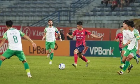 VAR vào cuộc, CAHN còn 9 người vẫn thoát thua TP.HCM