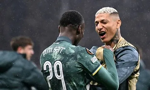 Son vắng mặt, Tottenham nhọc nhằn vào bán kết Europa League