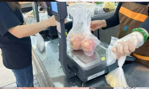 Vì sao túi nilon trắng ở siêu thị lại được phát miễn phí? Sự thật khiến nhiều người “sốc nhẹ”