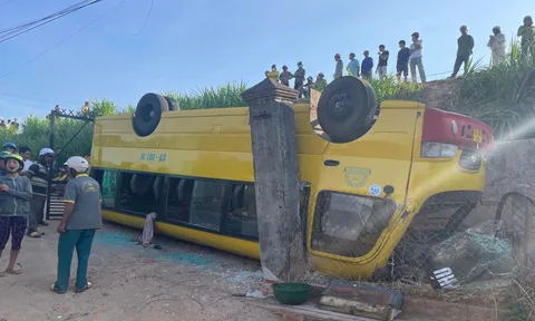Gia Lai: Xe ô tô đưa đón học sinh gặp tai nạn lật ngửa, nhiều học sinh bị thương