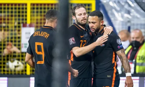 Lập cú đúp nhưng hàng thủ phá game, Depay chửi thề