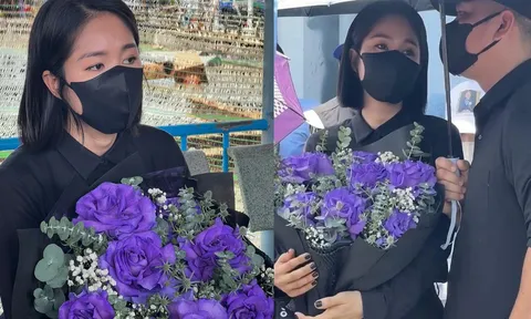 Vợ chồng Lê Phương đến lễ thủy táng cố diễn viên Quý Bình, chi tiết 8 bông hoa tím gây chú ý