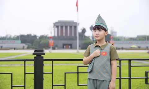 Tuấn Khải mang màu áo sắc xanh hòa mình vào không khí 50 năm giải phóng miền Nam tại Lăng Bác-Hà Nội